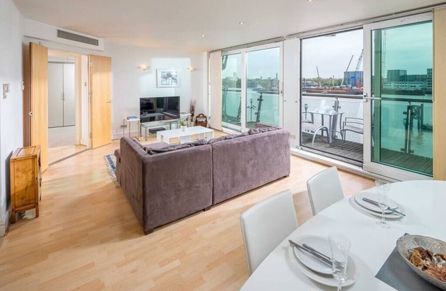 Modern apt for 4 w/ River Thames View!