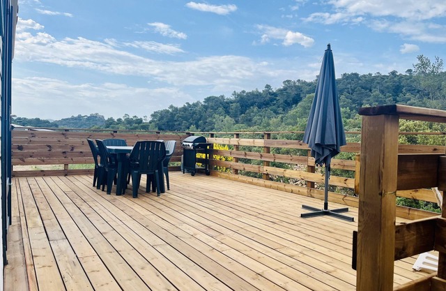 Joli Chalet Avec Grande Terrasse et Accès Piscine