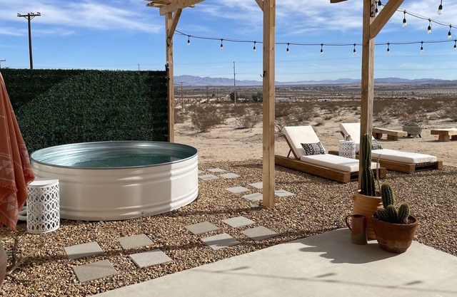 Joshua Tree Luxury Villa with Cowboy Pool-7 minutes to JT National Park
