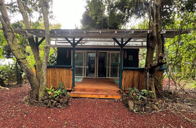 Cozy 2-bedroom cabin in marvelous Kealakekua with WiFi