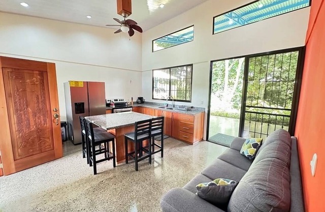 Jungle getaway, visit our fascinating home in the rain forest and by the river!
