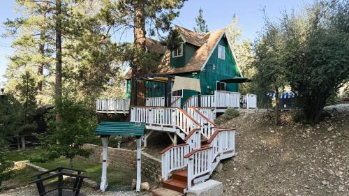 Juniper's Cottage - Secluded hideaway with a large fenced yard giving the feeling of privacy!
