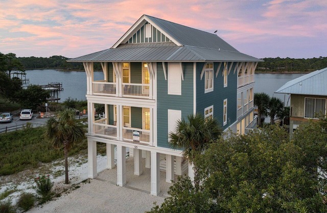 Just B - Luxury Vacation Lakefront Home with Private Pool & Dock