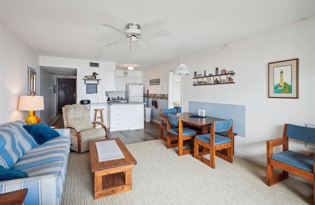 Bright, Cheerful, 2BR/2BA Semi-Oceanfront condo in Duck, Sleeps 4-7