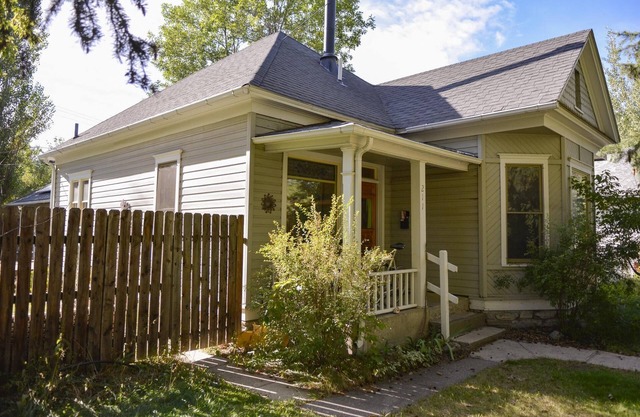 A solo dos cuadras del centro de Bozeman, Dahlia House es un refugio escondido
