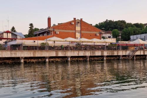 Kafana Zlatna Ribica
