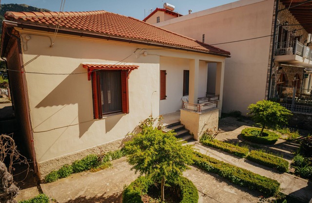 Kalavrita downtown 3 bedroom house for 6 pers