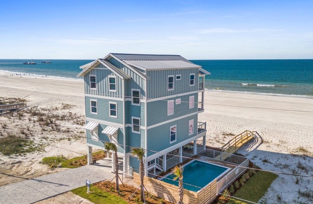 Kaleidoscope: 6 BR in MB- Beachfront, Pri. Pool, Sleeps 24, Pet Friendly!