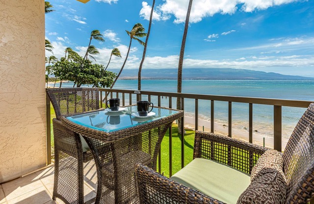 Kanai A Nalu Unit 202 - Oceanfront ocean view 2nd floor