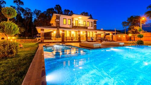 Kaya Köy'de Özel Havuzlu, 5 Yatak Odalı Lüks Villa Albera