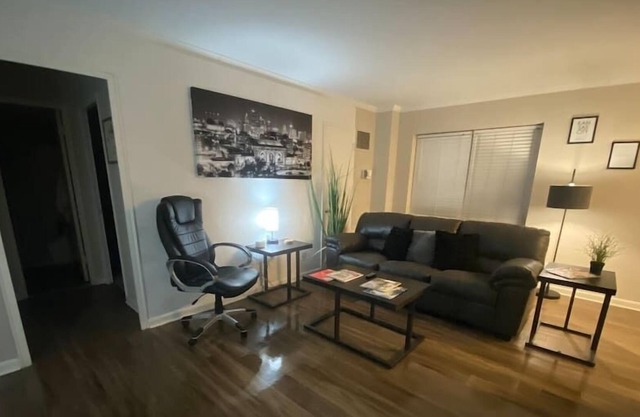 KC Plaza One Bedroom with Gym/Pool/Parking