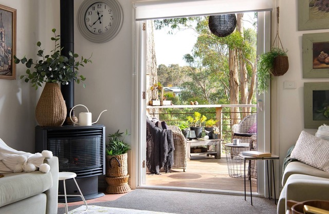 Kellaway's- charming cottage with sunny deck and gas log fire