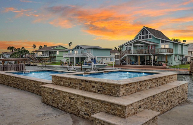 Key Allegro home, Private pool, Hottub, Outdoor kitchen, Kayaks, Gameroom.