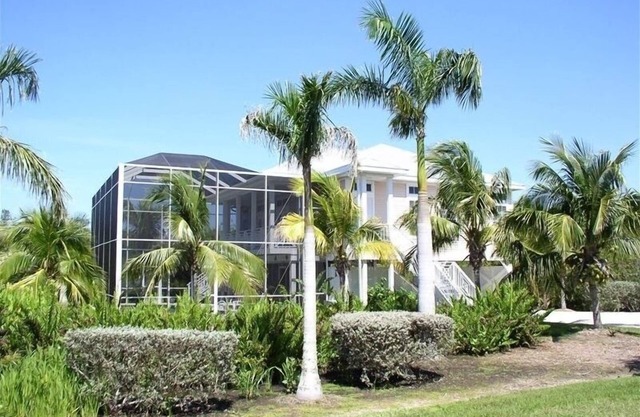 Clave casa de estilo occidental. 3 dormitorios y 2 baños con piscina climatizada blindado. A pie de playa