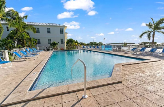 Keys Escape – 4 Stories, Rooftop Views & 3 Suites