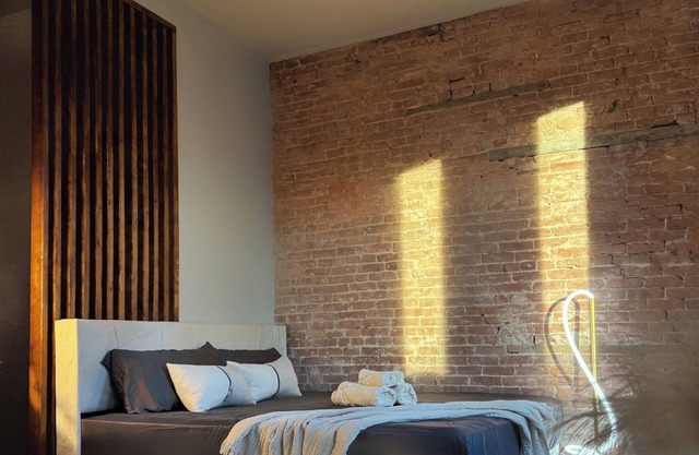 KING bed Free Parking Central Stay