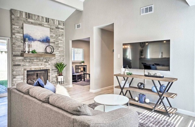 Game Room/Office in Stylish Family Stay