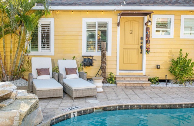 King Bed, Step to Madeira Beach, Heated Pool, Private