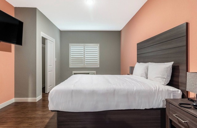 King Bed Suite, Scottish Inns, Guest Laundry, Near Bush Intercontinental