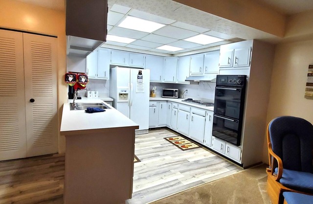 Bañera de Hidromasaje para 6 personas con vistas al lago, camas extragrandes, chimenea y jacuzzi.