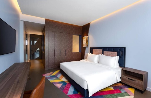 King Room Near Walk from La Mer Beach