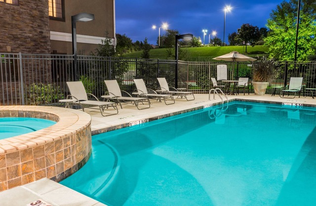 Suite King. Desayuno gratis. Piscina al aire libre y bañera de hidromasaje. ¡Cerca del Centro Médico Centerpoint!