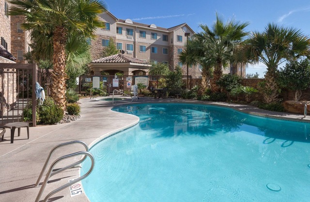 Suite King. Desayuno gratis. Piscina y jacuzzi. ¡Cerca de la Universidad Estatal de Nuevo México!