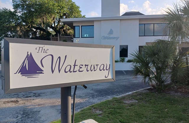 King Suite w/ Water Views and Pool! Minnow Suite