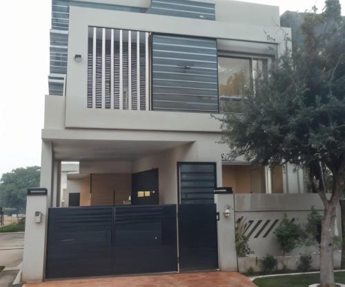King Villa's DHA -3 Bedrooms Home Near Airport & Raya