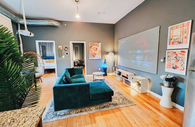 KingDreams / King Beds / Sleep 12 / 120" Projector
