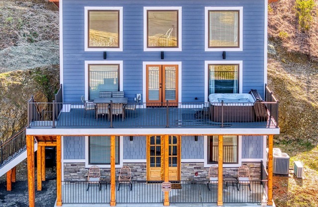 Kingfish Kreek Cabin, a spacious 3bd 2bth retreat w/ stunning mountain views!