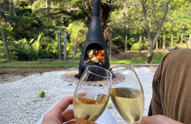 Kingfisher cottage @ Villa Vie country estate. Outdoor bath, fire pit, river