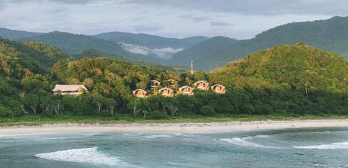 Kini Resort - Oceanfront Bamboo Eco Lodges