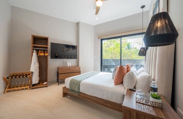 Kippal Tópacio | Where Luxury & Sea