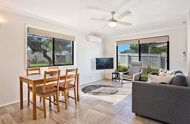 Kirra Sea 5 - Comfortable & Convenient Beachside Kirra - Linen Provided