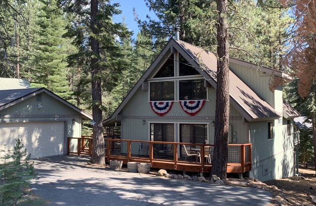 Knotty Pine Family Cabin (Tahoe Donner) - Dogs Welcome!!!