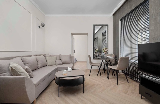 Komuny Paryskiej 14 Wrocław | Beige Apartment with Home Office