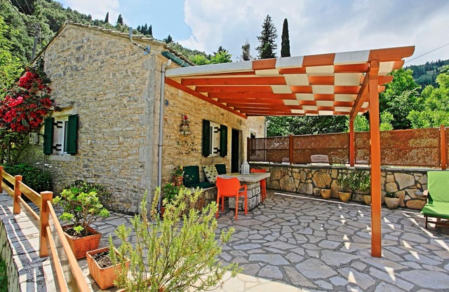 Cottage de Korina: casa de piedra tranquila, un aliento de la playa de Agni