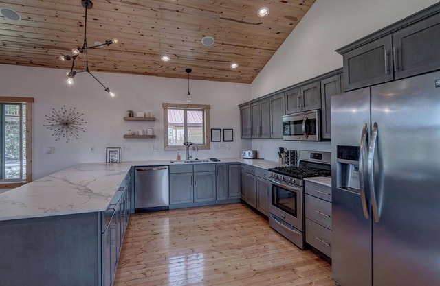 Kussy 3 BR Chalet at Terry Peak with Outdoor Hot Tub - Sleeps 8