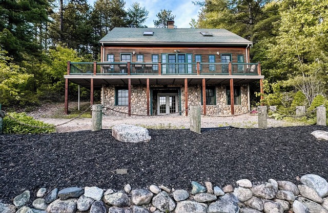 ☀️L A K A T I O N⚓️WATERFRONT-KAYAKS-PADDLEBOARDS-AC-DOCK-🐟LAKES REGION NH ⛰️