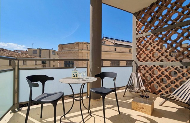 "L'authentique" - hyper center - lovely terrace!