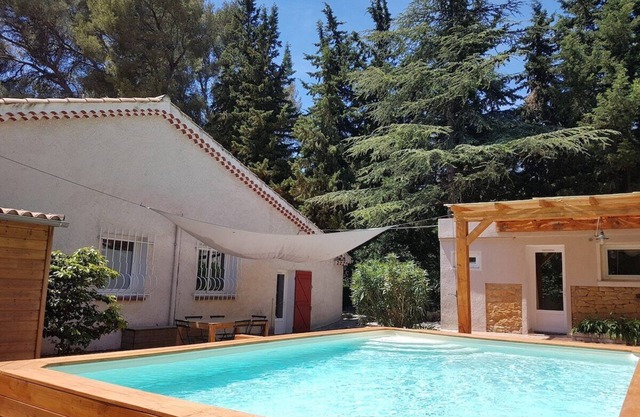 Acogedora villa, aire acondicionado, piscina, jardín, WIFI. Hasta 12 personas