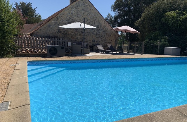 Granero de estilo tradicional, piscina privada ubicada en la pequeña y tranquila aldea de Blanc