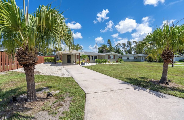 La Hacienda/heated pool, hot tub, 6 mi to beach