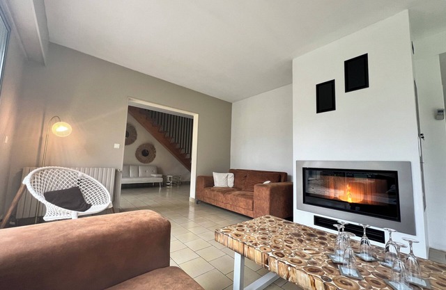 Villa with large enclosed wooded park, barbecue, ideal for families