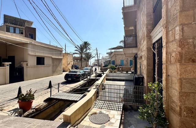 La Luna Luz - Full 1BR Apt w/ Balcony – Seaside at Bahsa Bay Beach, Batroun.