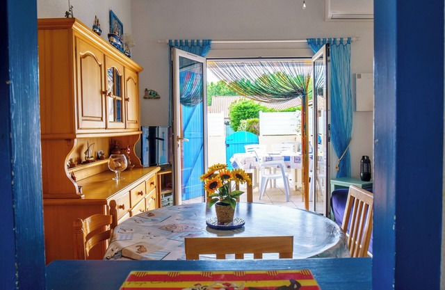 Encantadora pequeña casa de vacaciones en residencia con piscina