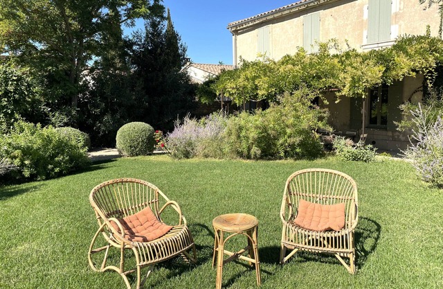 La Petite Glycine - within walking distance of Fontvieille
