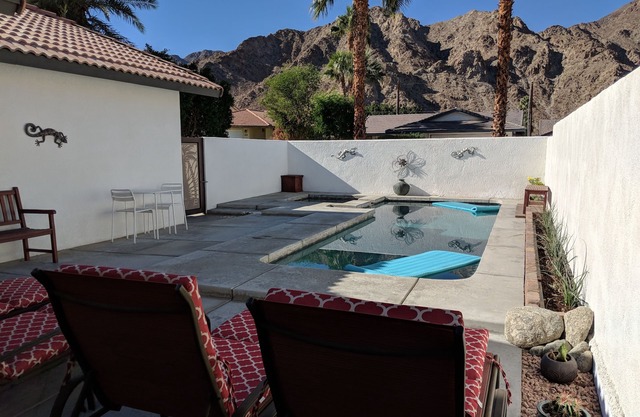 Hermosa casa de concepto abierto con vistas a la montaña, piscina, spa y patio acogedor