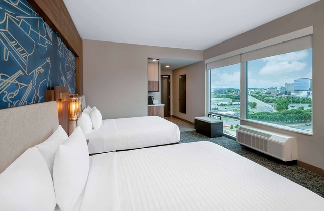 La Quinta Inn & Suites by Wyndham Nashville Downtown / Stadium